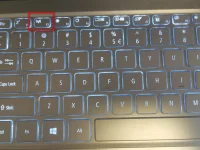 筆記本電腦wifi開(kāi)關(guān)通常在鍵盤(pán)上，標(biāo)有無(wú)線(xiàn)圖標(biāo)，按下即可打開(kāi)。-路由網(wǎng)